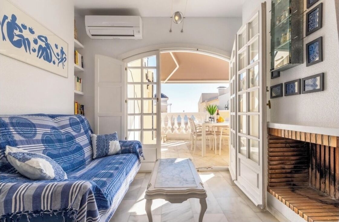 Televisie, een open haard, boeken en een stereo