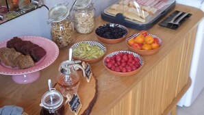 Un buffet proposant une variété de plats et d'accompagnements.
