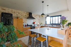 Fridge, oven, dishwasher, coffee/tea maker - Le 7 - Between sea and wood - House with pool (Rivedoux-Plage)