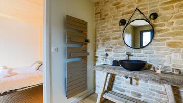 3 bedrooms, iron/ironing board, free WiFi