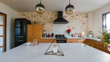 Réfrigérateur, four, lave-vaisselle, cafetiÚre/bouilloire