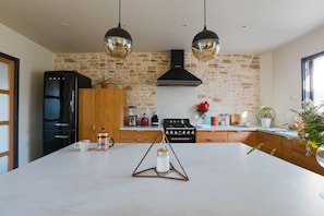 Réfrigérateur, four, plaque de cuisson, lave-vaisselle