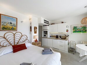 Tabla de planchar con plancha, wifi y ropa de cama 