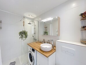 Regadera, secadora de cabello, toallas 