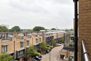 Exterior - Sophisticated 2 Bed Flat with Balcony in Acton (London)