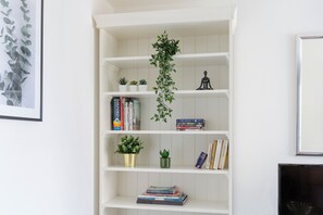 Apartment | In-room dining - Sophisticated 2 Bed Flat with Balcony in Acton (London)