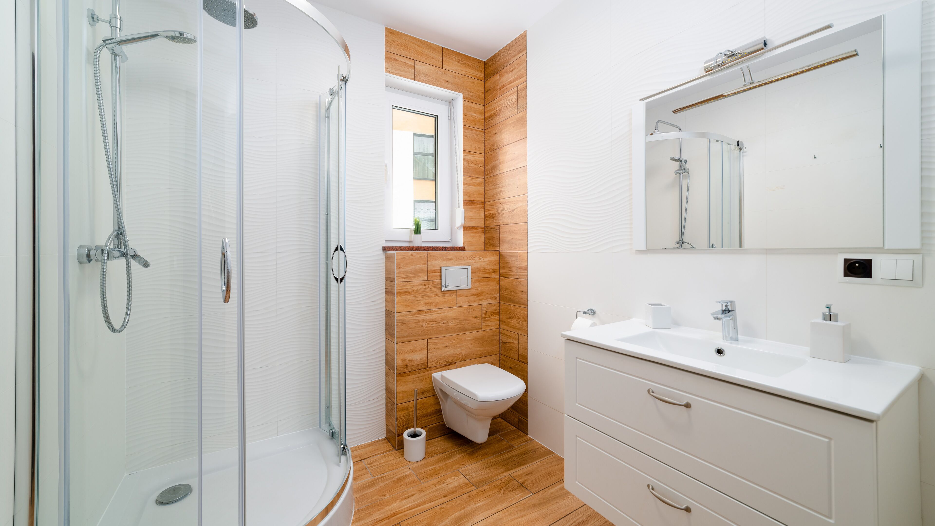 Huis (Sarnia 37) | Badkamer | Een aparte badkuip en douche, handdoeken