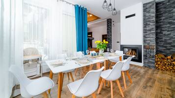 Huis (Sarnia 37) | Woonruimte | Een 30-inch plasmatelevisie met satellietzenders en een televisie