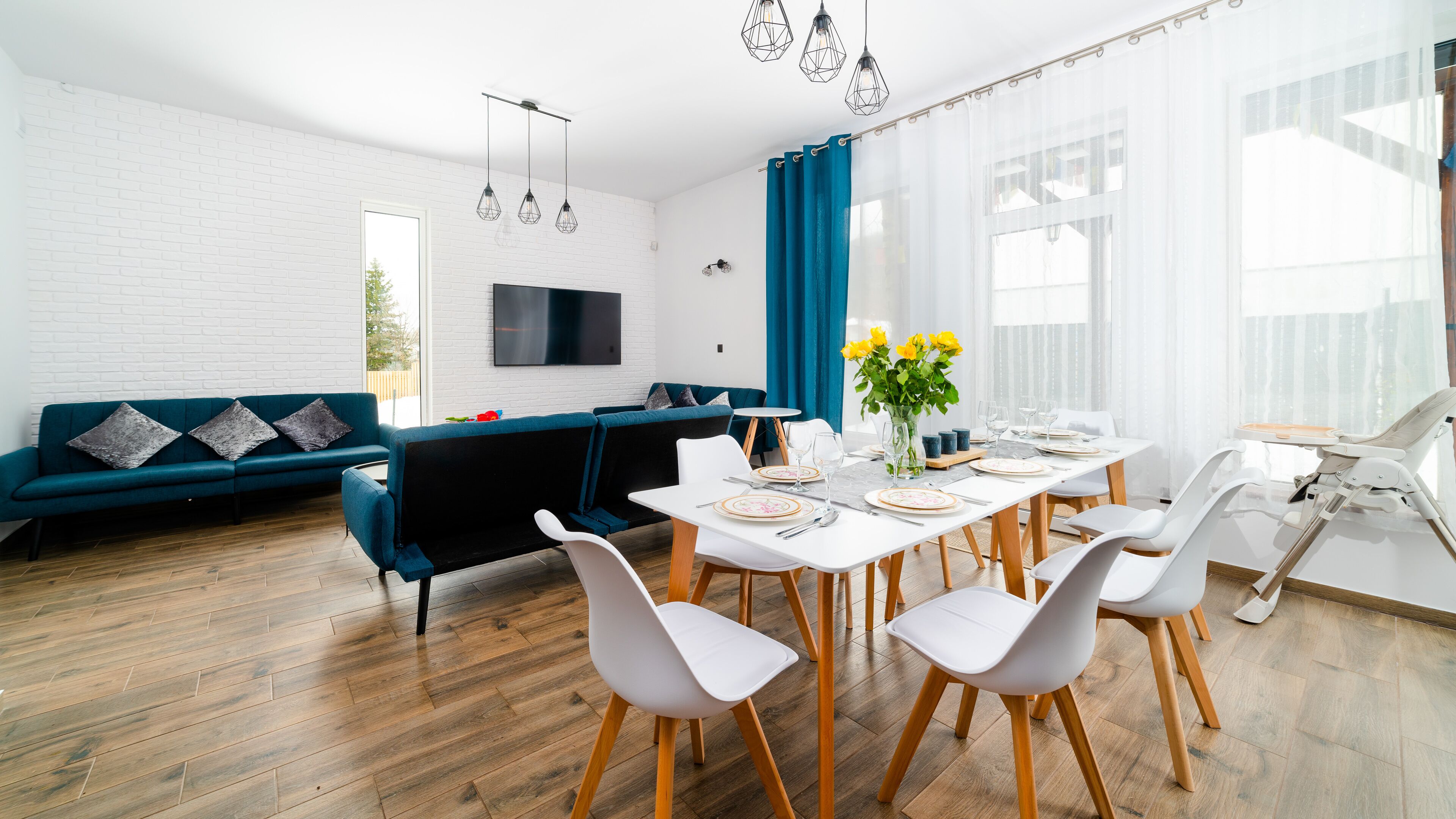 하우스 (Sarnia 37) | 거실 공간 | 위성 채널 시청이 가능한 30인치 플라스마 TV, TV