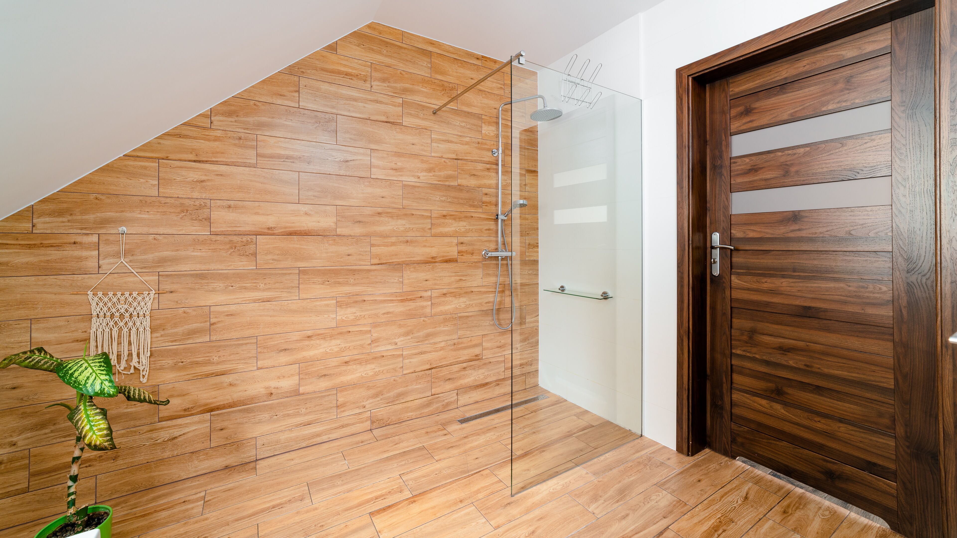 House (Sarnia 37) | Bathroom | Separate bathtub and shower, towels