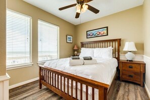 8 bedrooms, WiFi, bed sheets - Mermaid Manor - Beachfront, Sun, Sand, Good Times! (Surfside Beach)