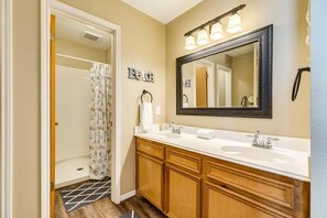 Bathtub, hair dryer, towels, shampoo - Mermaid Manor - Beachfront, Sun, Sand, Good Times! (Surfside Beach)