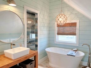 Badewanne, Haartrockner, Handtücher