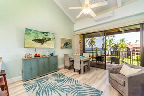 Smart TV - OCEAN and POOL View, remodeled 2 bdrm condo with A/C - PAPAKEA K406 (Lahaina)