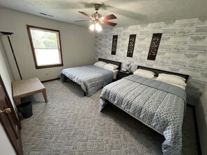 5 bedrooms, travel crib, free WiFi, bed sheets - Spacious family Lodge with solar heated pool, hot tub, fire pit and EV charger. (Nicholasville)