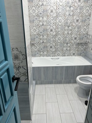 Ensemble douche/baignoire, serviettes fournies, savon, papier toilette