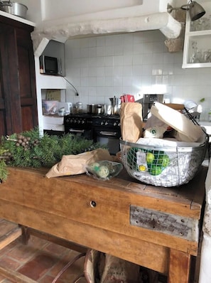 Een koelkast, een magnetron, een oven, een kookplaat