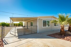 Exterior - Fort Mohave charming home/perfect desert getaway (Fort Mohave)
