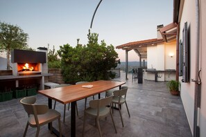 Outdoor dining - AMORE RENTALS - Villa Ambretta with Private Swimming Pool, Garden and Barbecue (Campagnatico)