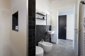Shower, free toiletries, hair dryer, bidet - AMORE RENTALS - Villa Ambretta with Private Swimming Pool, Garden and Barbecue (Campagnatico)