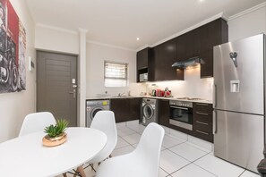 Kühlschrank, Mikrowelle, Wasserkocher mit Kaffee-/Teezubehör