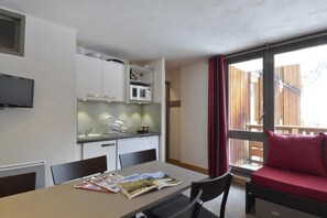 Dining - 100m from resort center, 3rd floor, view ski slopes, swimming pool, balcony, tv, ski locker, 35m² (La Plagne)