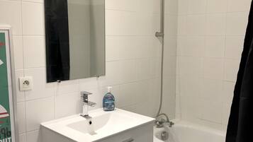 Baignoire, savon, papier toilette