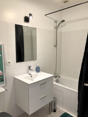 Baignoire, savon, papier toilette