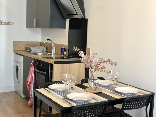 Réfrigérateur, micro-ondes, four, plaque de cuisson