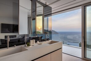 皇家别墅, 4 间卧室, 私人游泳池, 海景 | 浴室 | 淋浴设施、免费洗浴用品、吹风机、拖鞋