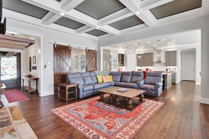 Televisión y chimenea