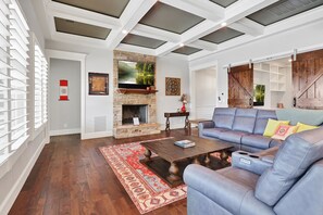 Televisión y chimenea