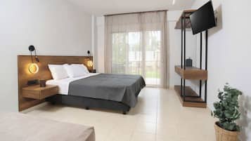 Comfort-studio, terassi, pohjakerroksessa | 1 makuuhuone, tallelokero huoneessa, pimennysverhot, silitysrauta/-lauta