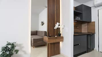 Minijääkaappi, liesi, kahvin-/teenkeitin, vedenkeitin