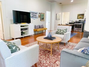 Een smart-tv en boeken