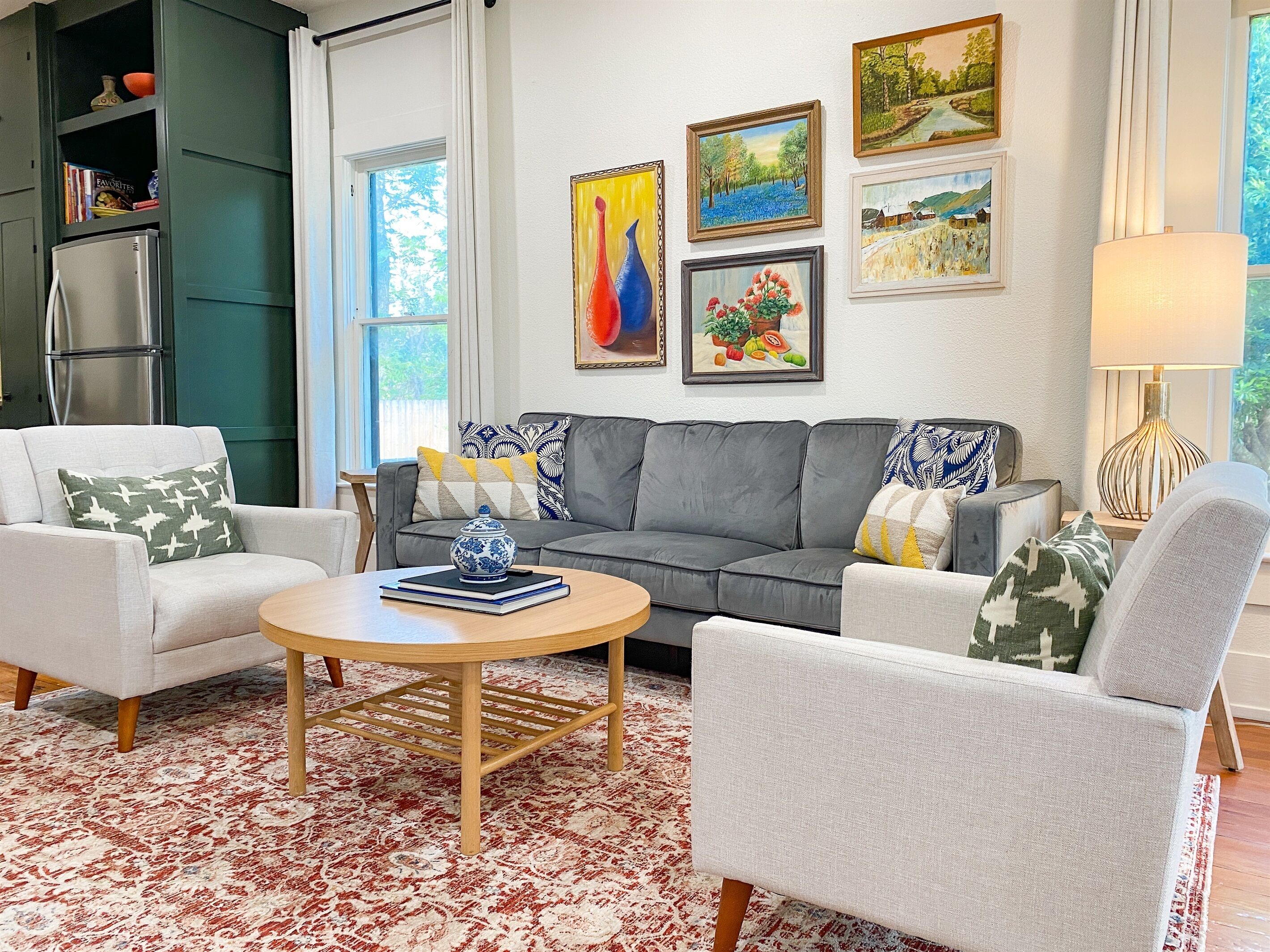 Een smart-tv en boeken