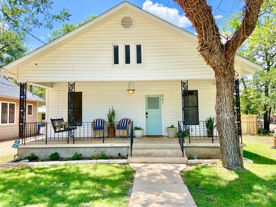 Bungalow near Downtown l Hot Tub l Deck | Vintage Charm