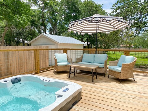 Bungalow near Downtown l Hot Tub l Deck | Vintage Charm