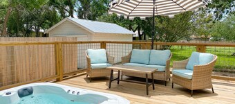 Bungalow near Downtown l Hot Tub l Deck | Vintage Charm