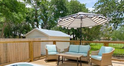 Bungalow near Downtown l Hot Tub l Deck | Vintage Charm