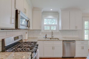 Fridge, microwave, oven, stovetop - East Nashville Paradise - Large Backyard (Nashville)