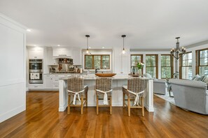 Mikrovågsugn, diskmaskin, kaffe- och tebryggare och brödrost