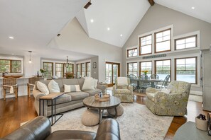 Smart-tv och ett bordtennisbord