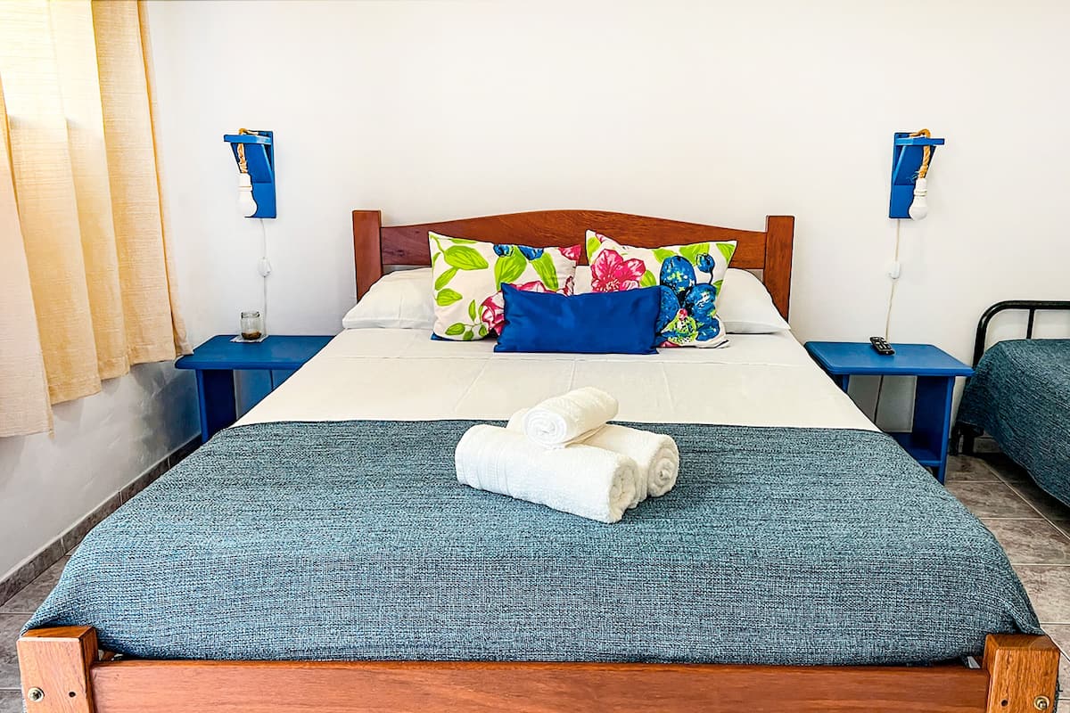 Ropa de cama de alta calidad, minibar, wifi gratis y ropa de cama