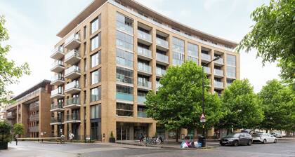 Idyllic 2 Bed Flat with Balcony in Canada Water