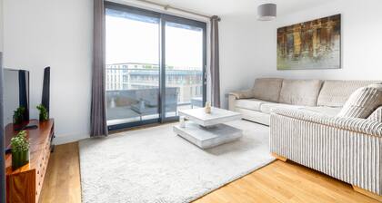 Idyllic 2 Bed Flat with Balcony in Canada Water