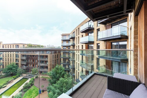Idyllic 2 Bed Flat with Balcony in Canada Water