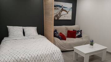 1 habitación, tabla de planchar con plancha, wifi gratis y ropa de cama