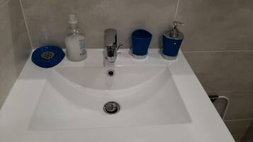 Regadera, secadora de cabello, toallas, jabón