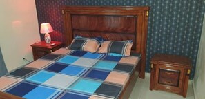 2 chambres, fer et planche à repasser, lit de bébé portatif